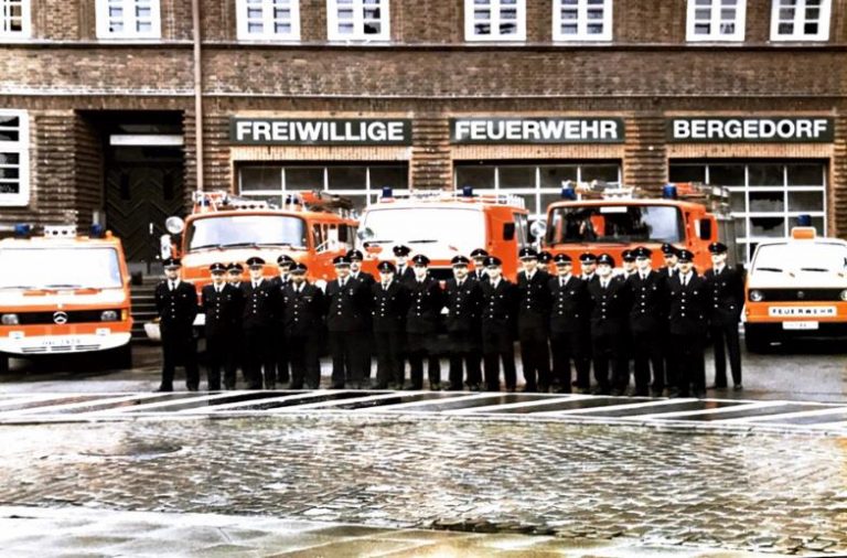 Gruppenbilder der aktiven Einsatzabteilung im Jahre 1991 vor dem Gerätehaus der Freiwilligen Feuerwehr Bergedorf.